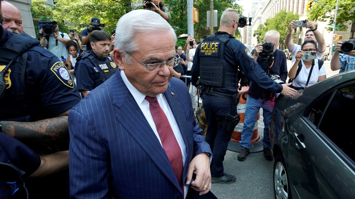 Bob Menendez, a la entrada de un tribunal. Imagen de archivo