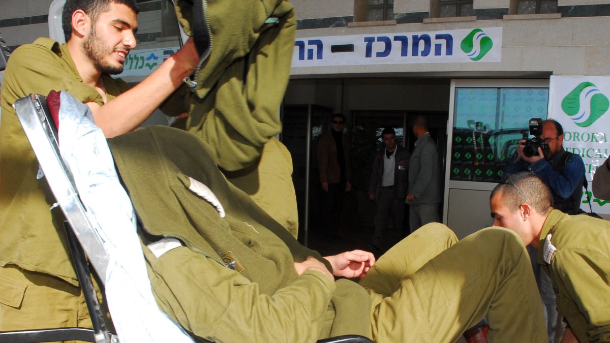 Un soldado israelí llega al Hospital Berrsheva en una foto de archivo
