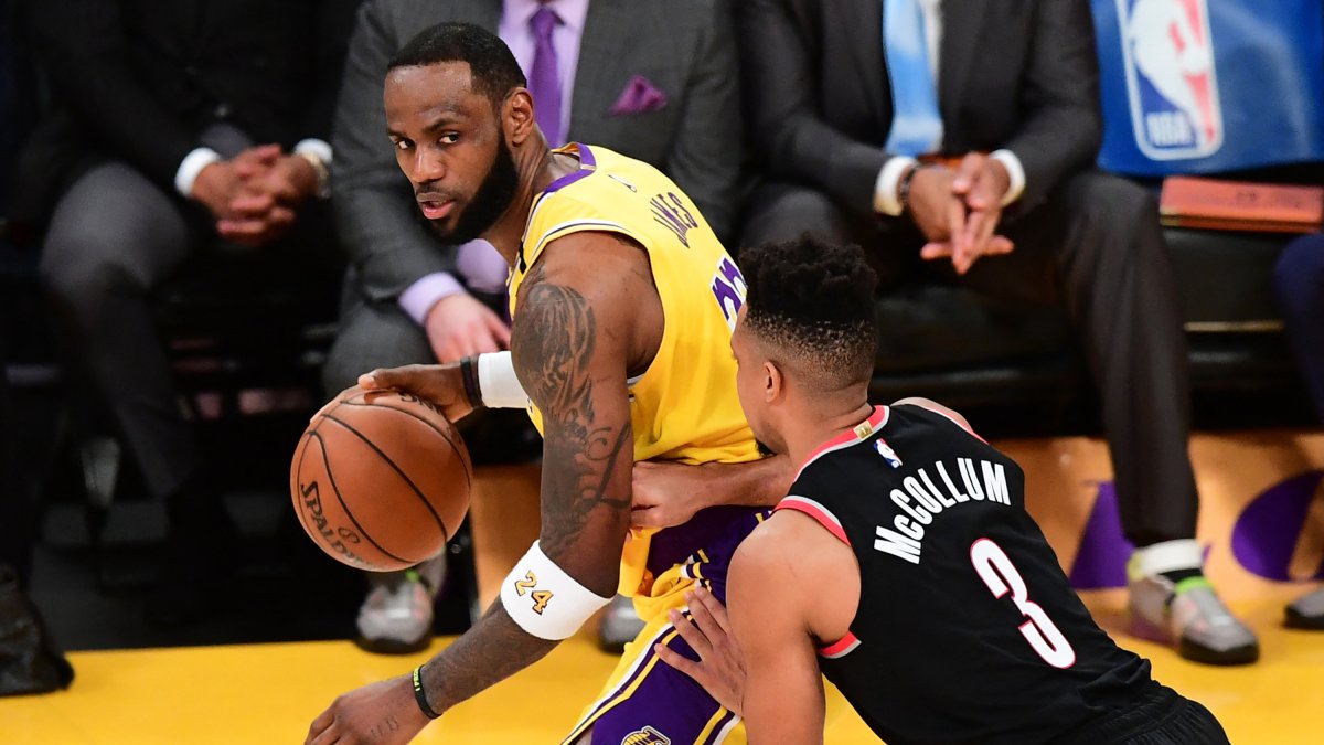 LeBron James de Los Angeles Lakers durante un partido