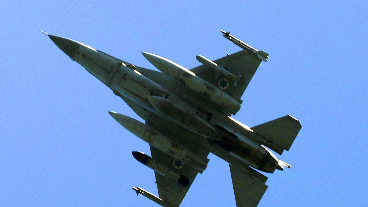 Un avión de combate de la Fuerza Aérea israelí en pleno vuelo de ejercicio militar