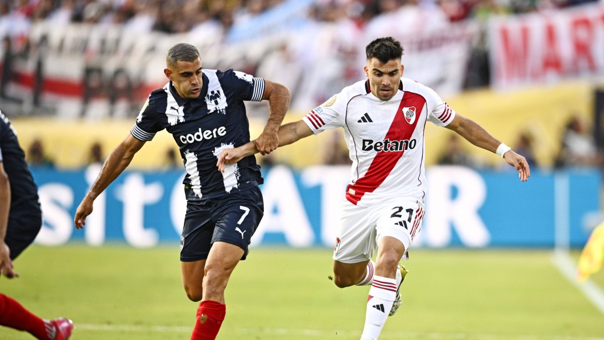 El defensa del River Plate M. Acuña y el delantero del Monterrey G.Berterame