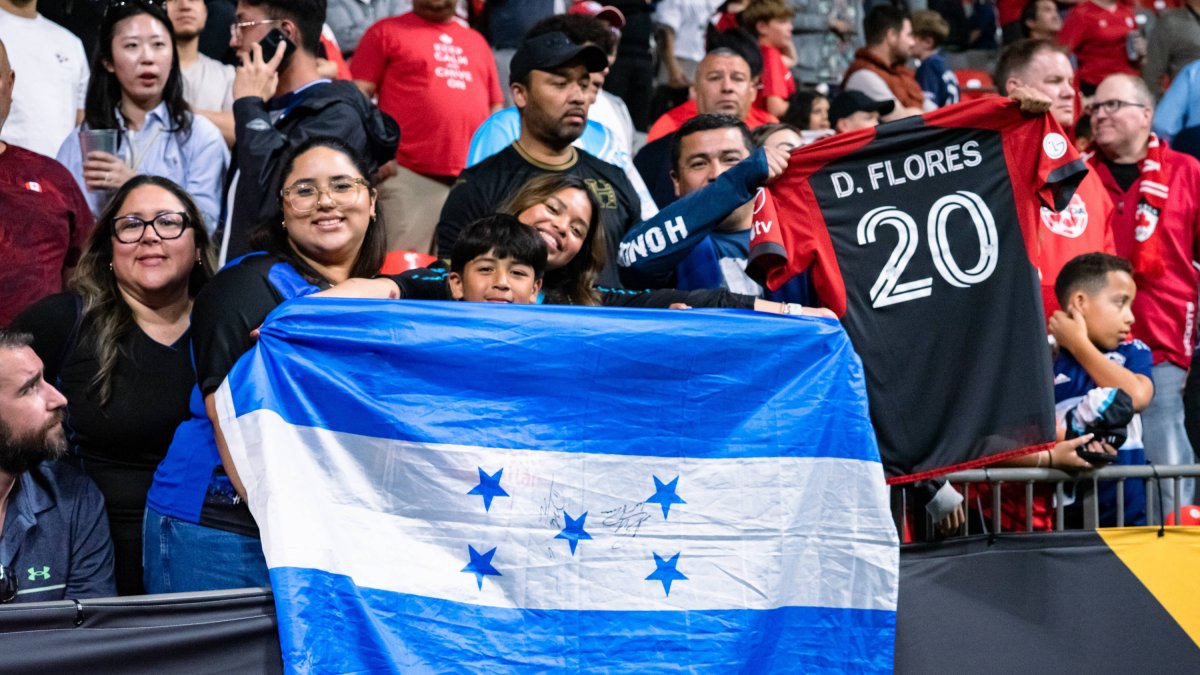 Aficionados hondureños sostienen la bandera de Honduras