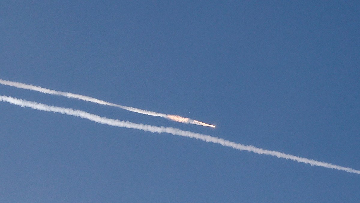 Se observan estelas de cohetes en el cielo sobre la ciudad costera israelí de Netanya
