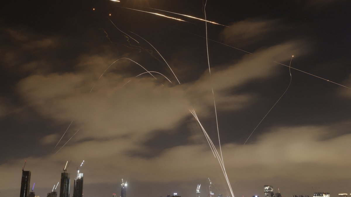 Los sistemas antiaéreos de Israel interceptan misiles de Irán