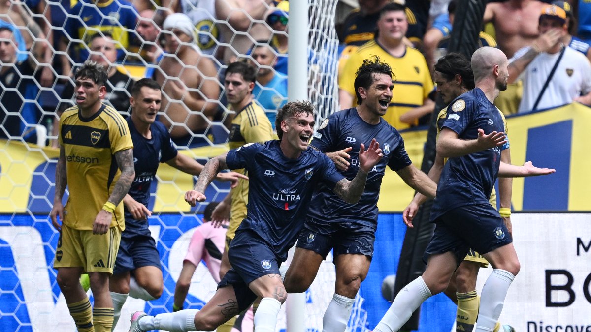 El defensor Christian Gray, un profesor de 28 años, celebra su gol ante Boca Juniors