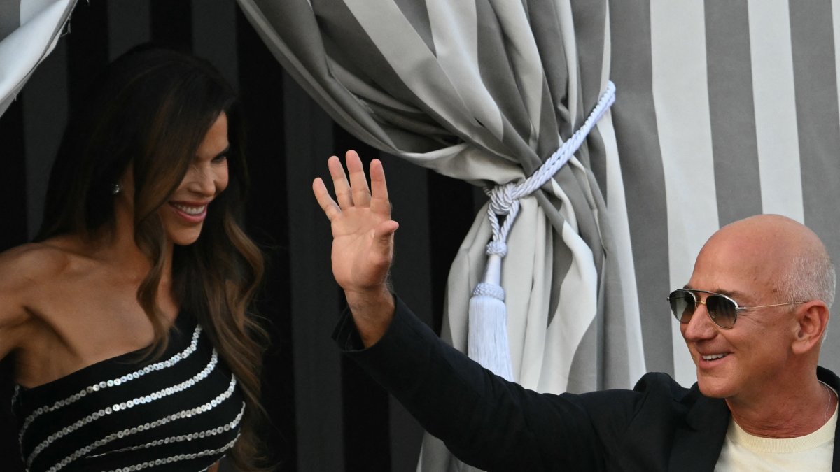 Lauren Sanchez and Amazon founder Jeff Bezos arriving in Venice to get married.