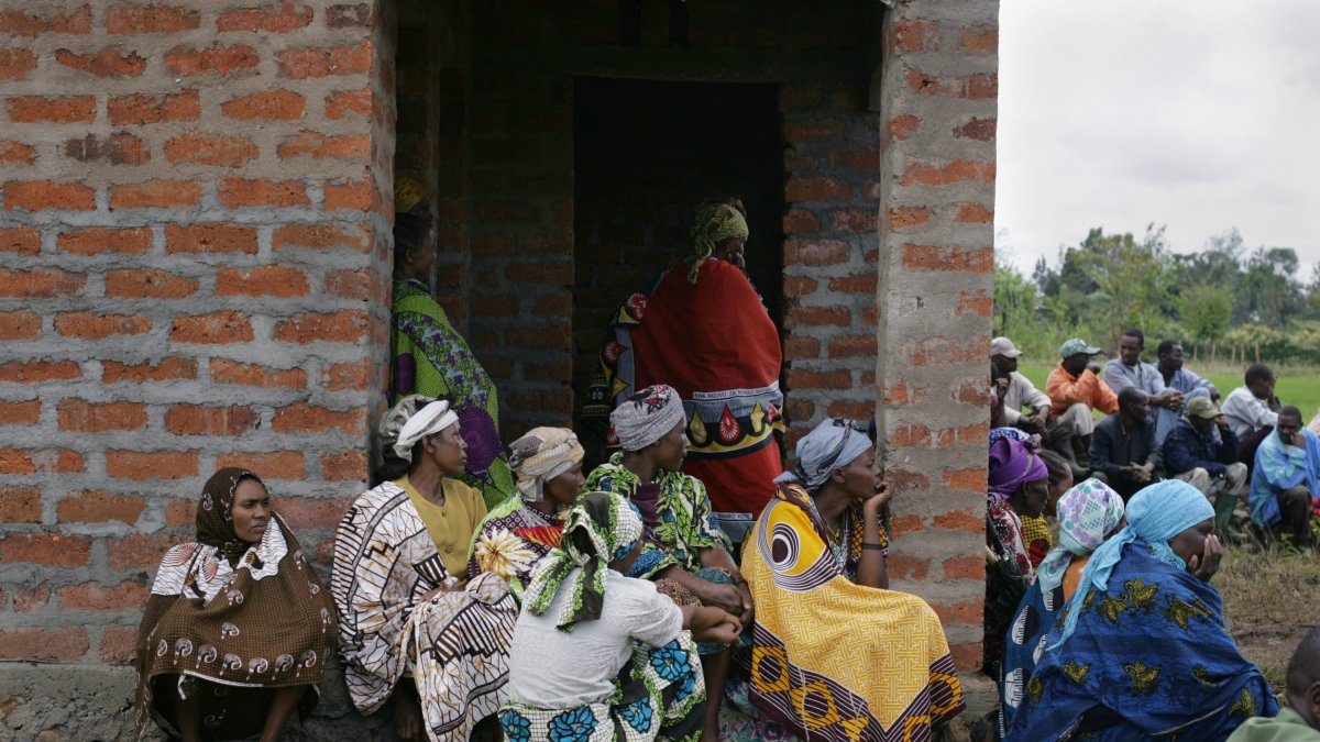 Mujeres sentadas en una casa de Tanzania (Imagen de archivo)