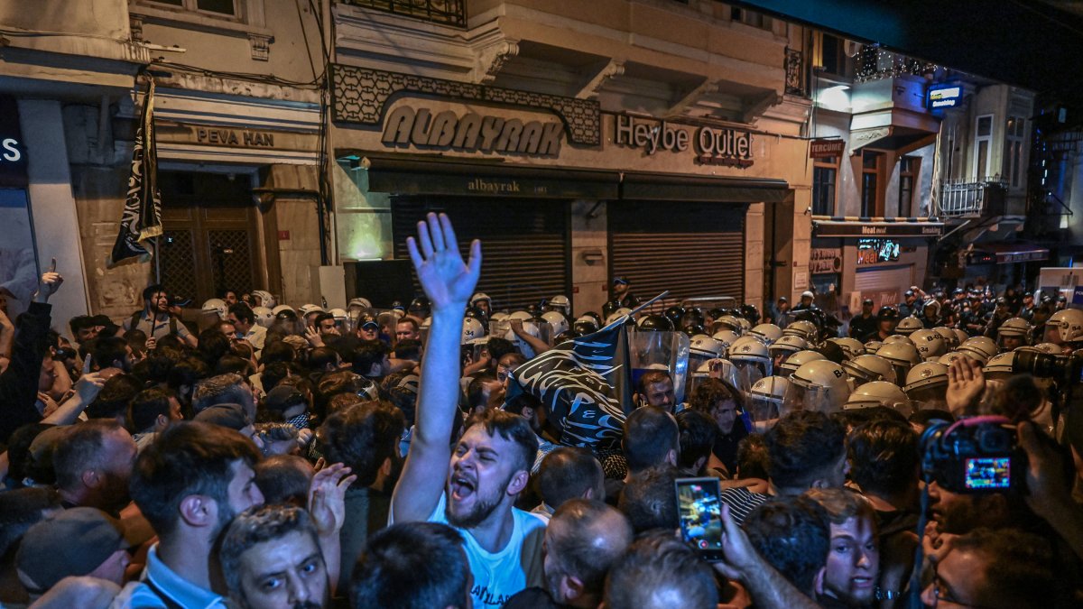 Manifestantes se enfrentan con agentes de la policía antidisturbios turca durante una protesta en Estambul.