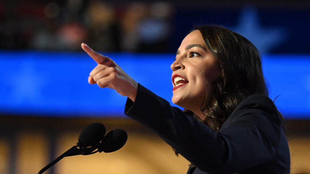 La representante Alexandria Ocasio-Cortez (D-NY) habla en una convención de su partido