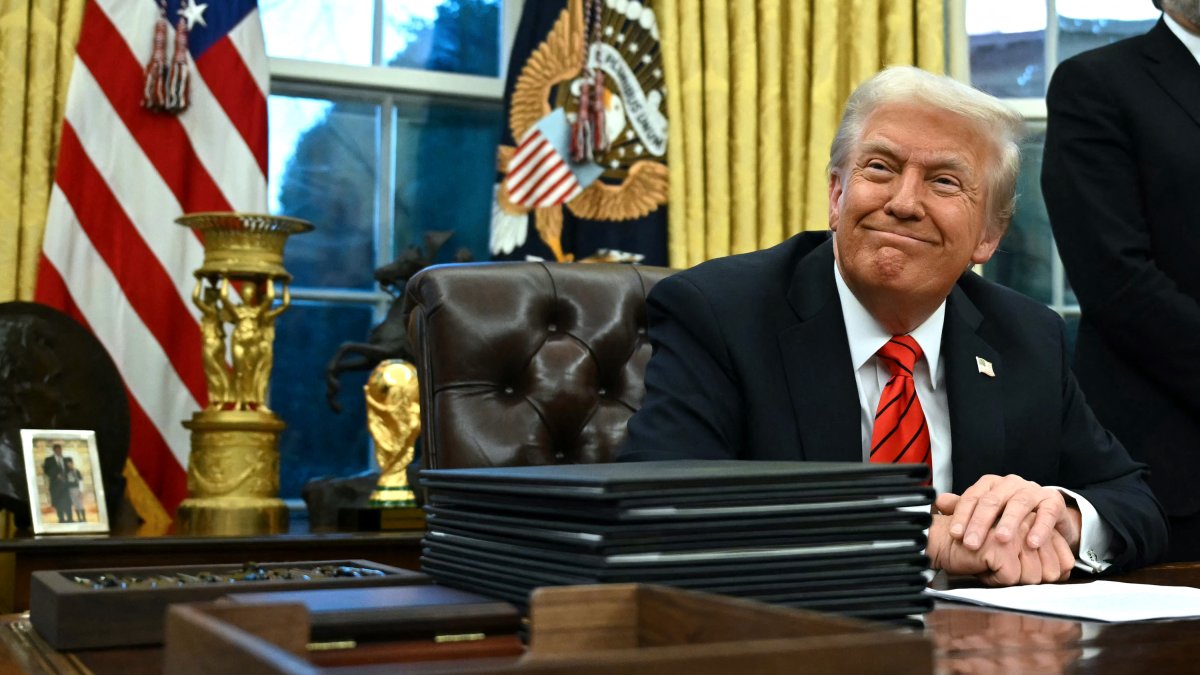 Trump in the Oval Office/Andrew Caballero-Reynolds.