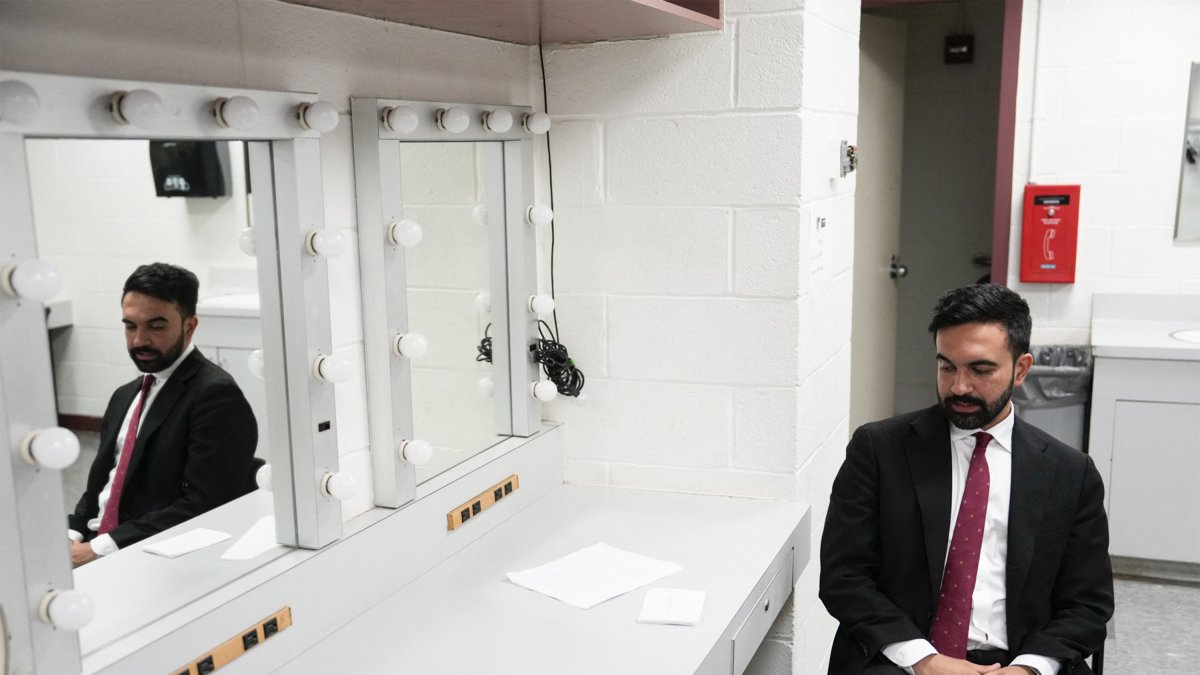 Zohran Mamdani antes de un debate en las primarias.