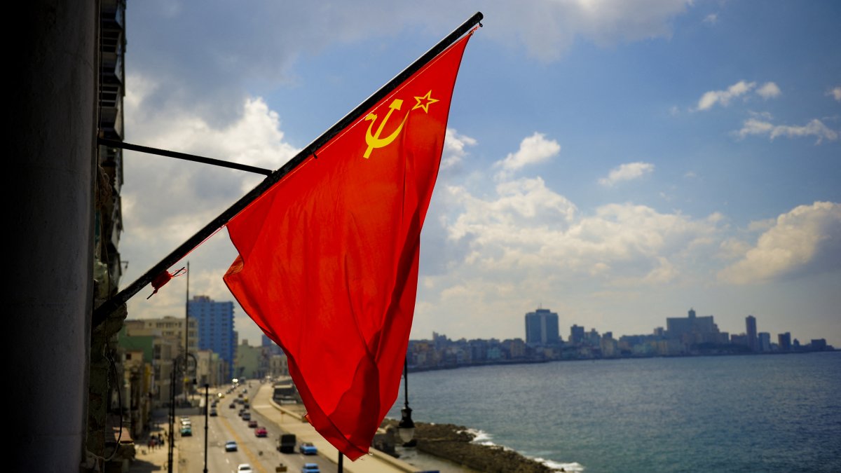 Una bandera de la Unión Soviética ondea en el Malecón de La Habana
