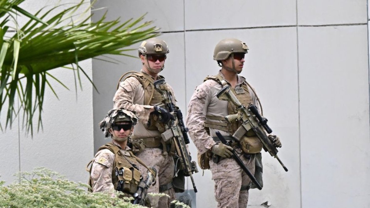Marines patrullando en Los Ángeles