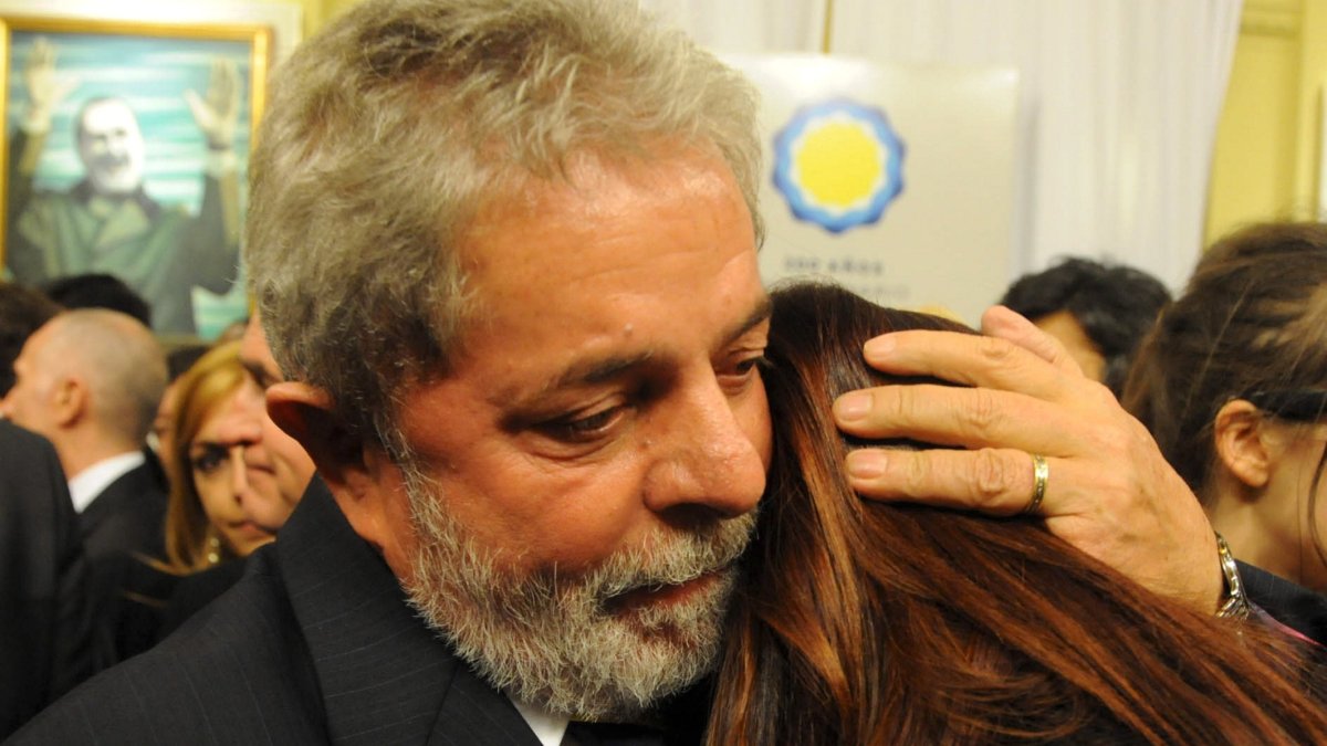 Lula consoles Cristina Kirchner at the funeral of her husband, Nestor Kirchner