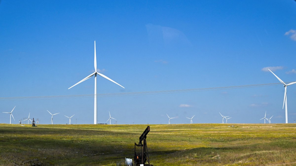 Una imagen de archivo de molinos de viento en Gray Horse, Oklahoma