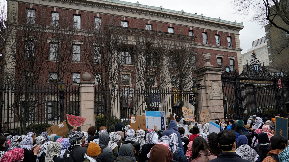 Manifestación de estudiantes propalestinos frente al Barnard College en Nueva York.