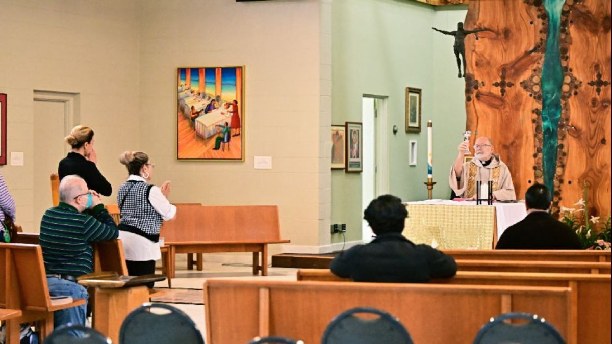 Misa en una iglesia en California.
