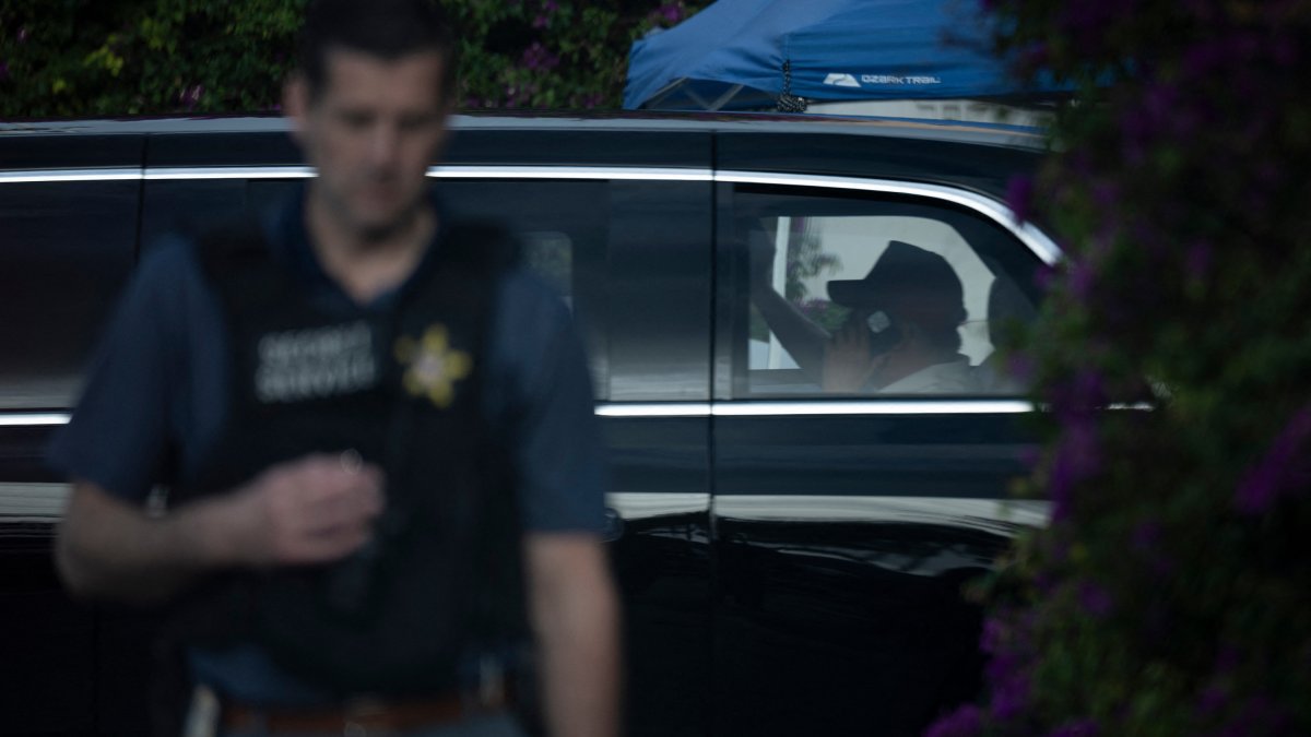 El presidente Donal Trump saliendo en auto de su residencia de Mar-a-Lago