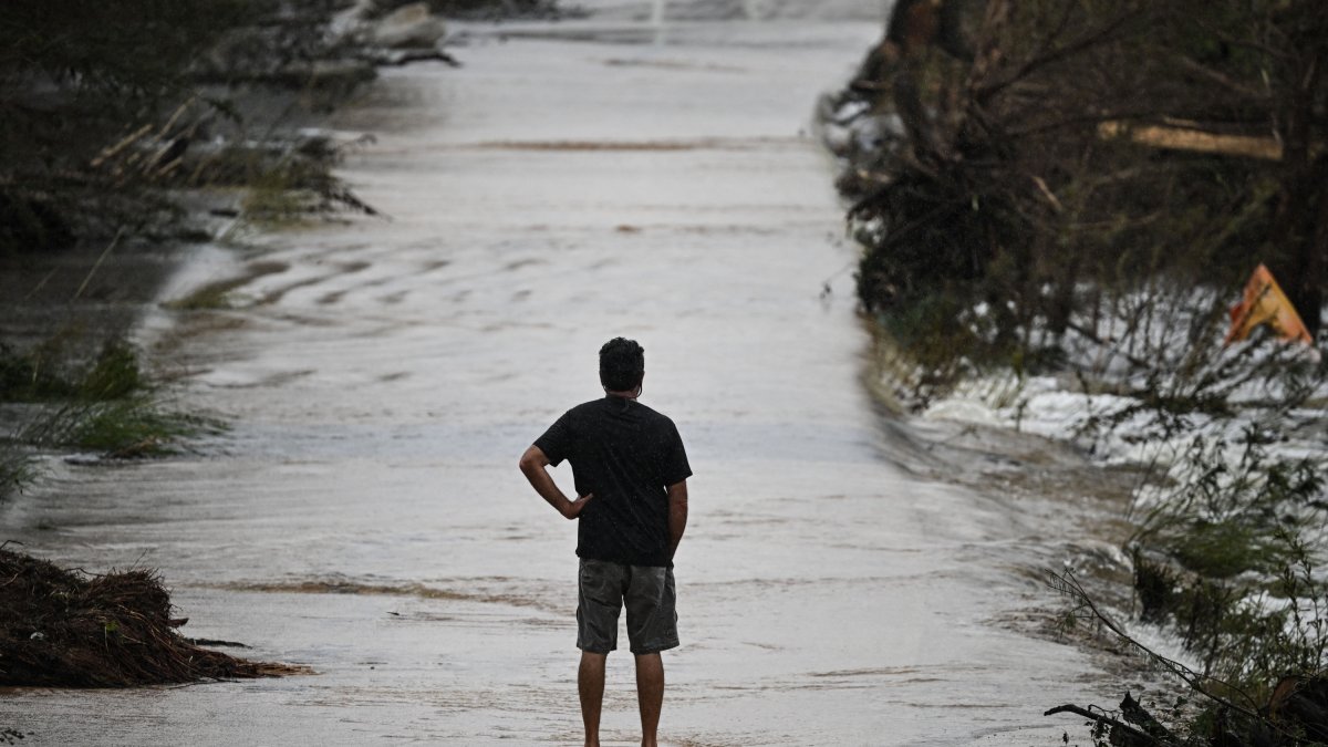 Un hombre observa una zona inundada en Texas