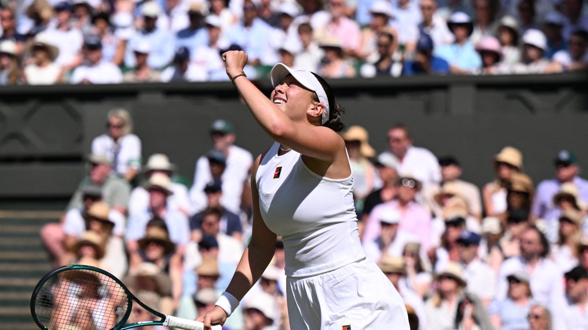 Anisimova celebra su victoria frente a Sabalenka en Wimbledon 2025