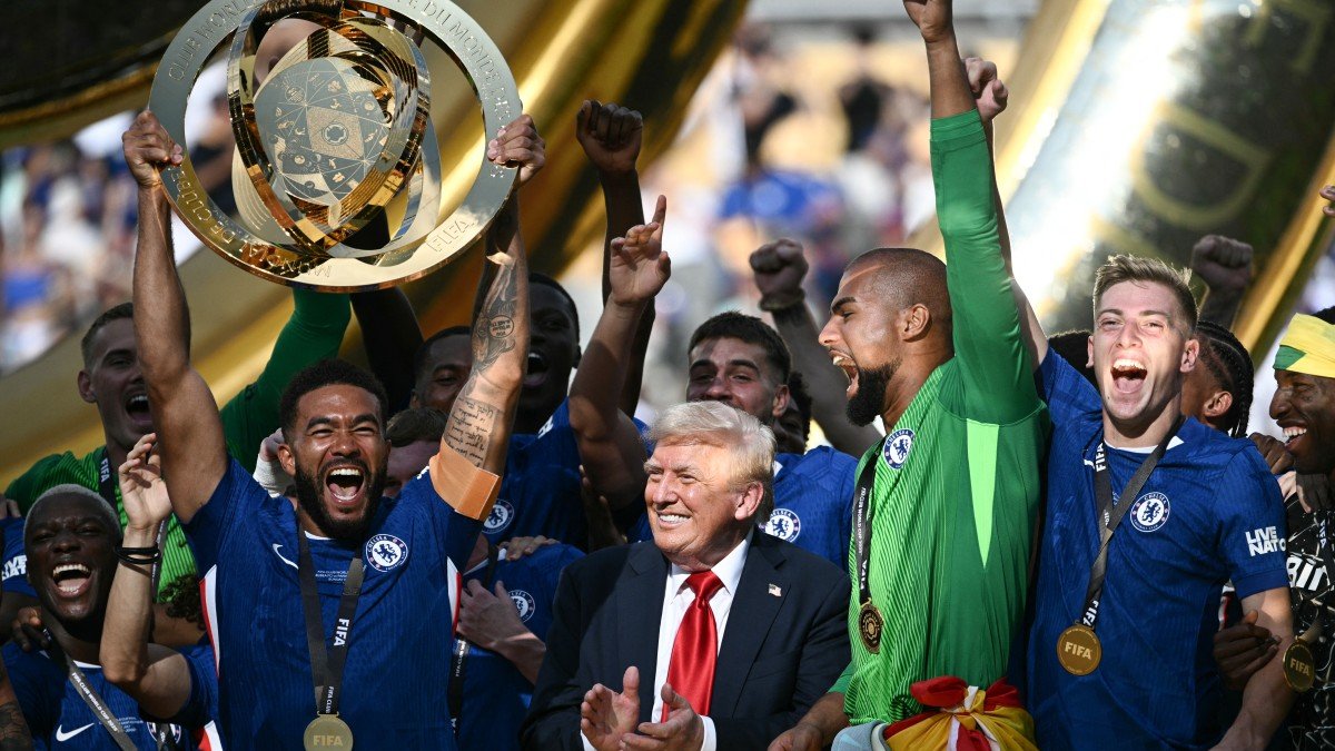 The captain of Chelsea, Reece James, lifts the trophy alongside his teammates and Donald Trump