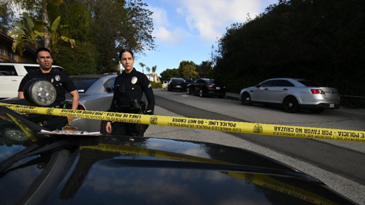 Agentes de policía en una escena del crimen