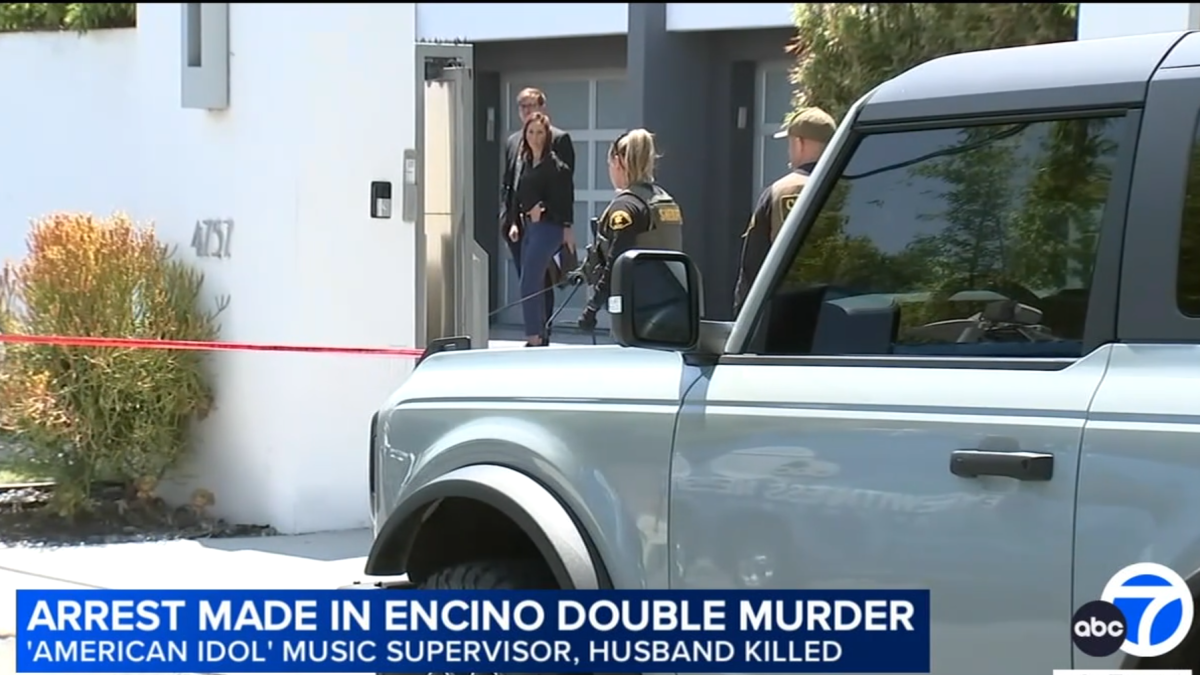 Agentes policiales investigan el asesinado de dos famosos en Los Ángeles