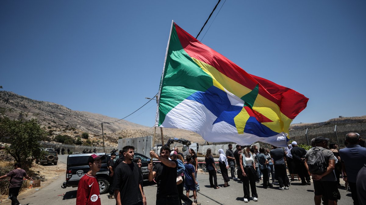 Syrian Druze return to Syria through the Israeli border