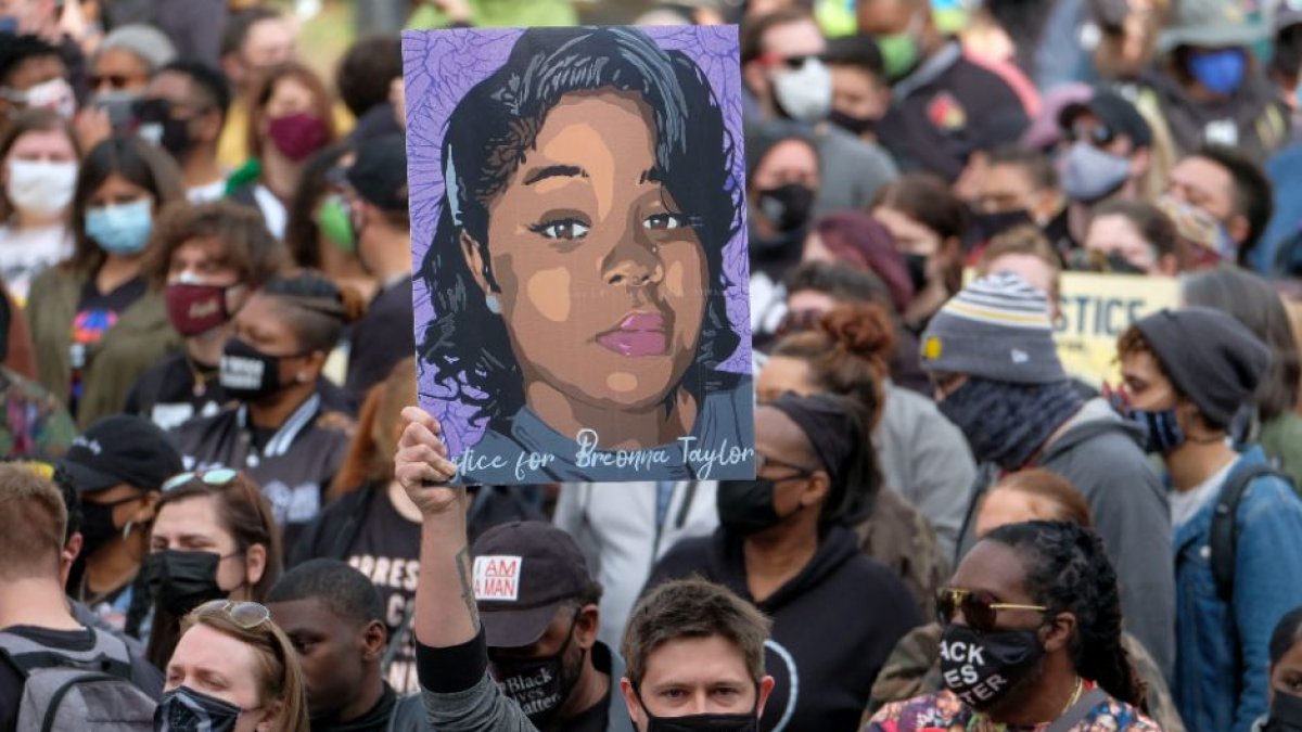 Retrato de Breonna Taylor durante una manifestación