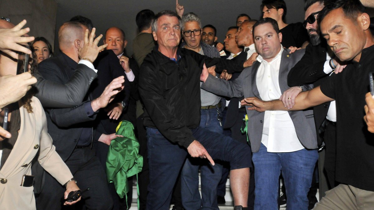 Jair Bolsonaro muestra su monitor electrónico