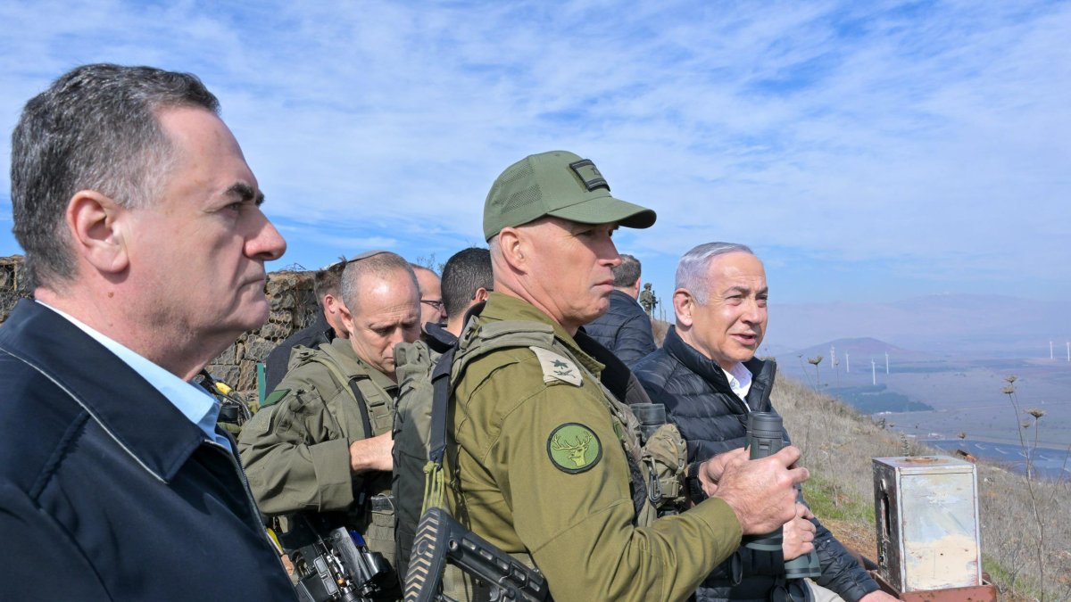 Benjamín Netanyahu visita un punto de observación en los Altos del Golán