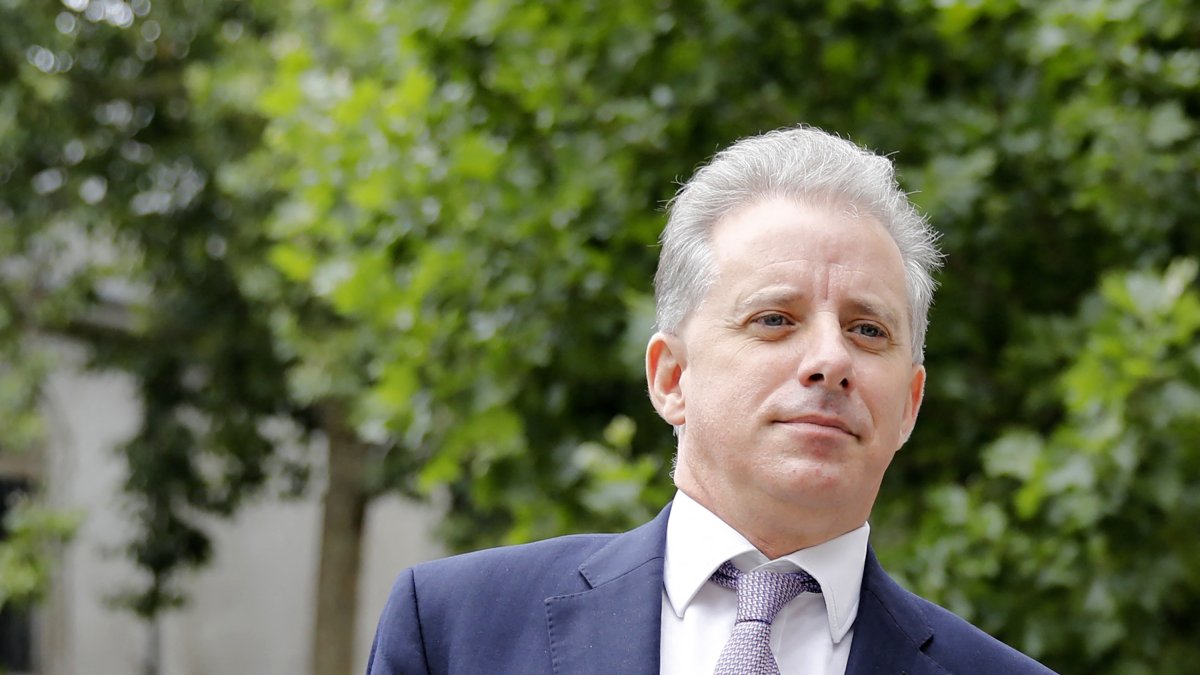 Una imagen de Christopher Steele llegando a una corte de Londres en 2020