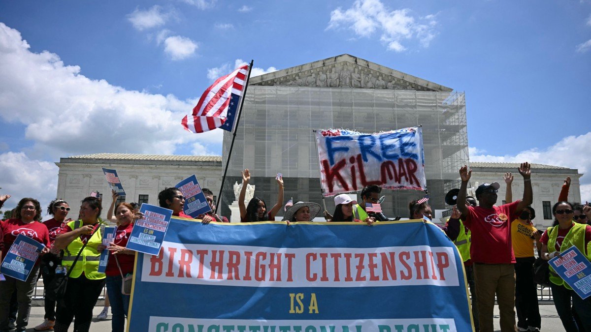 Manifestantes protestan contra la medida de eliminar la ciudadanía por nacimiento