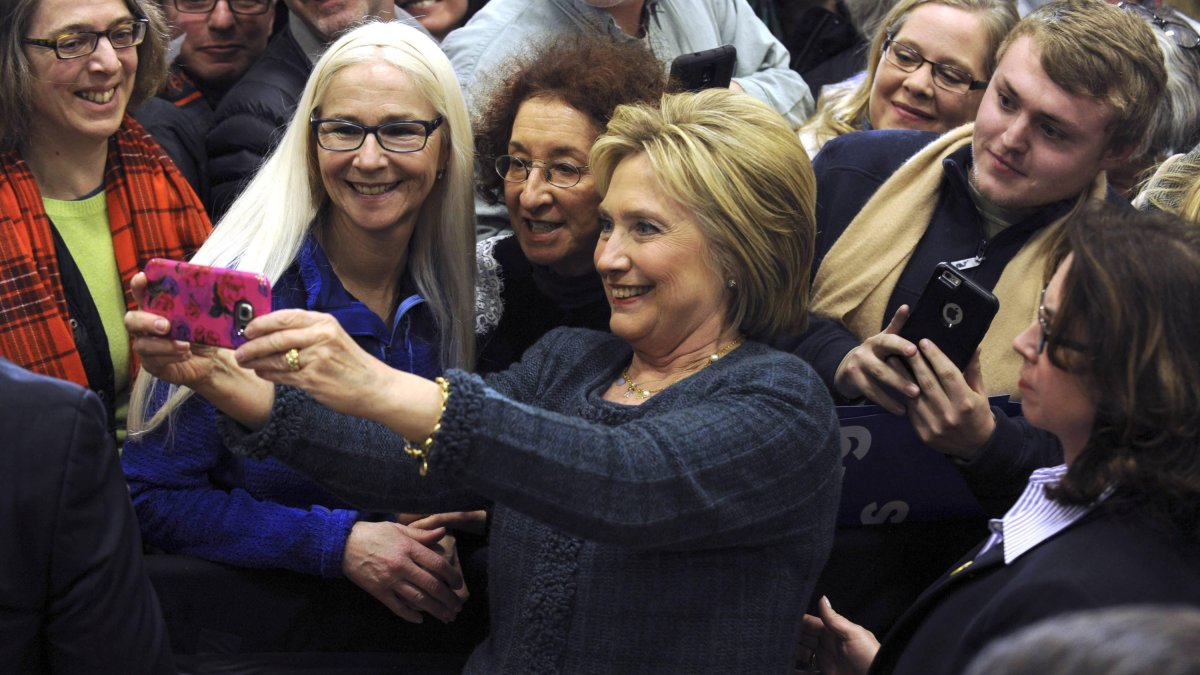 Clinton, con unos simpatizantes durante la campaña de 2016