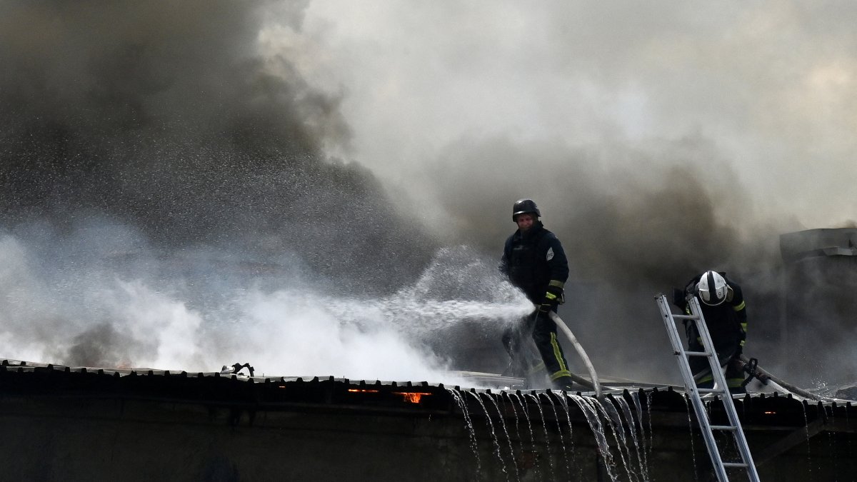Un bombero ucraniano trata de apagar un fuego tras el ataque con drones rusos