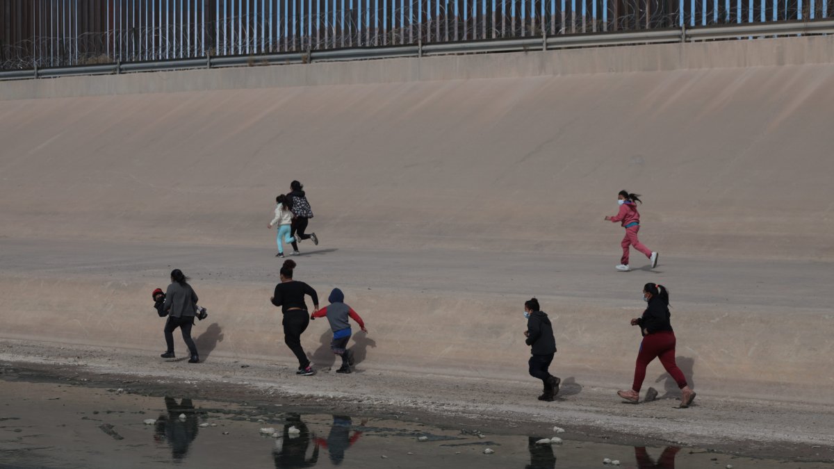 Familia de inmigrantes ilegales intentan cruzar la frontera