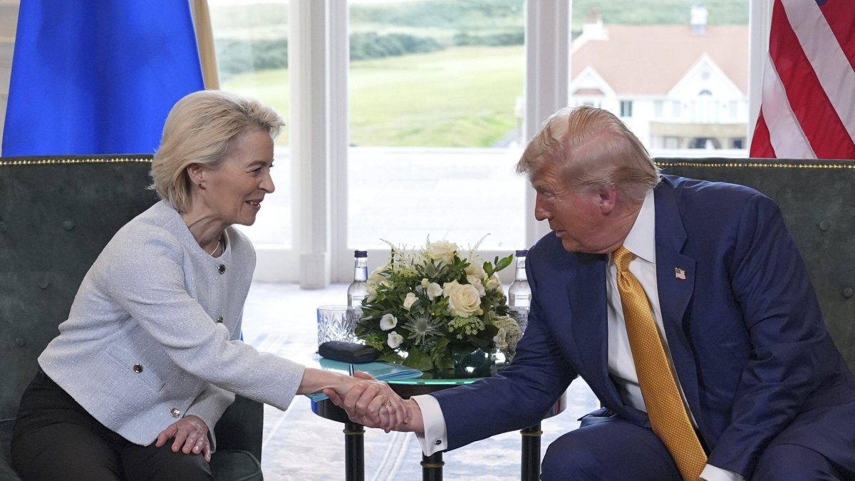 El presidente Donald Trump junto a Ursula Von der Leyen en Escocia