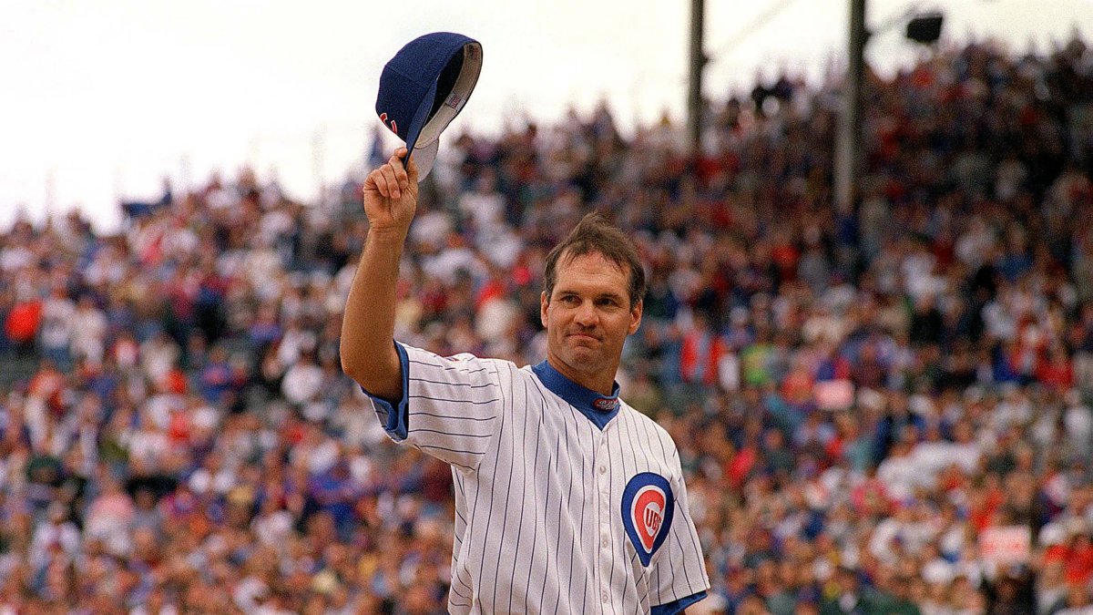 Ryne Sandberg saluda al público durante uno de sus últimos partidos en 1997.