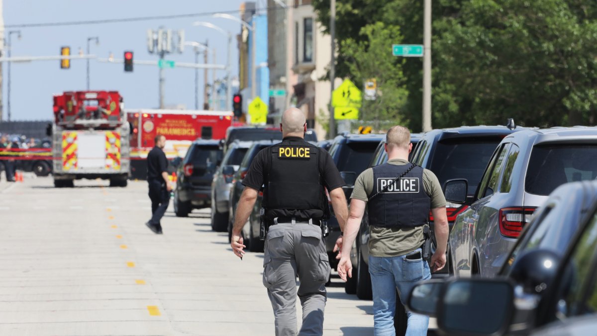 Dos agentes caminan cerca de la escena de un accidente