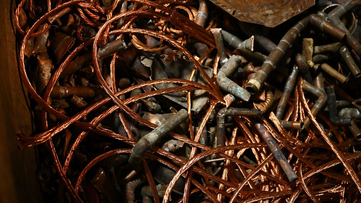 Un contenedor de chatarra de cobre clasificada en el centro de reciclaje de Active Recycling
