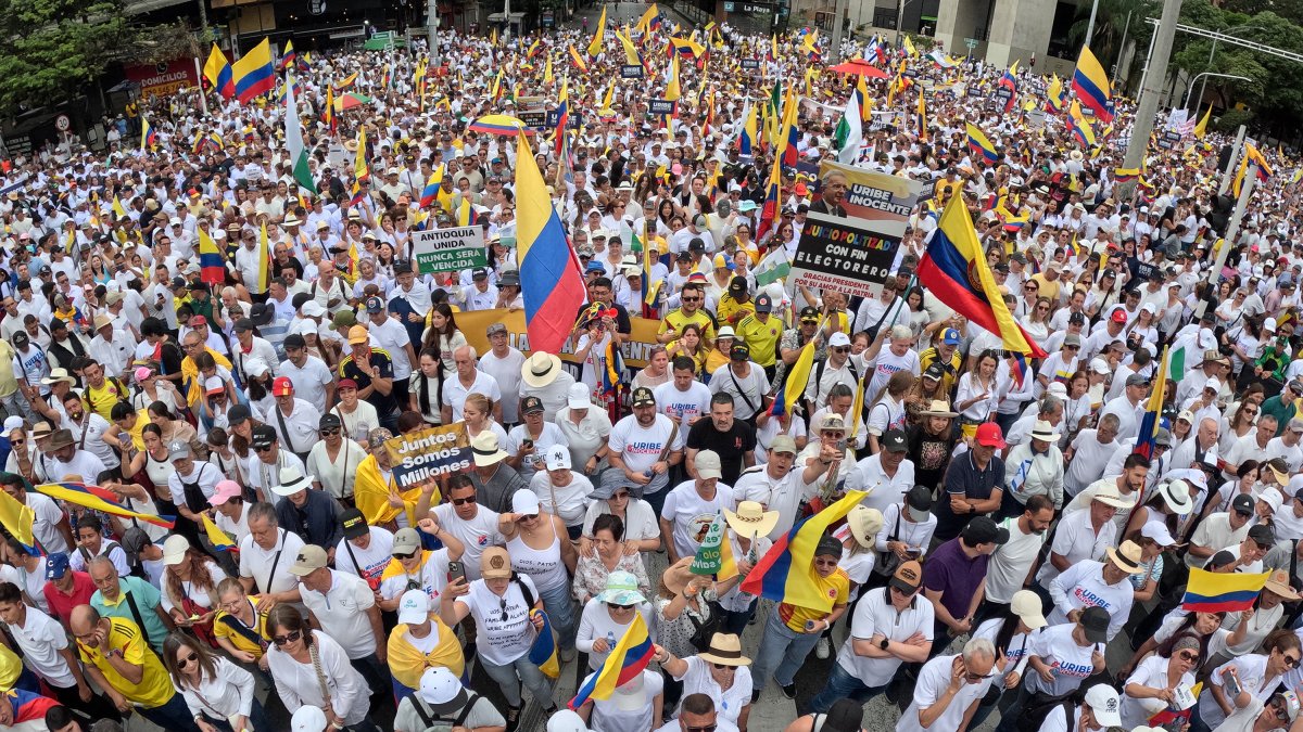 March in Medellín in favor of Álvaro Uribe.
