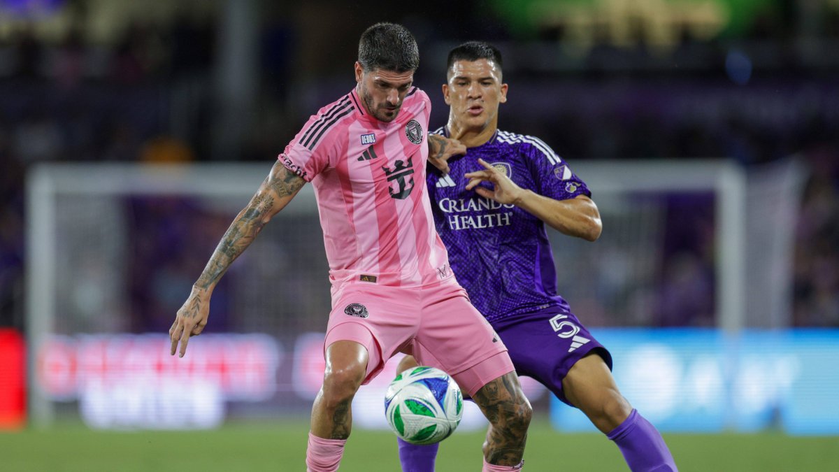 Rodrigo De Paul (7) fights for the ball against Orlando.