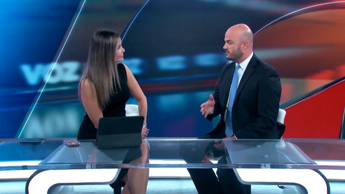 Karina Yapor y Aaron Reitz en Voz News.