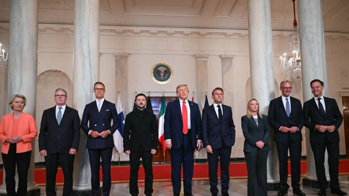 Trump and Zelensky with European leaders/ Andrew Caballero- Reynolds