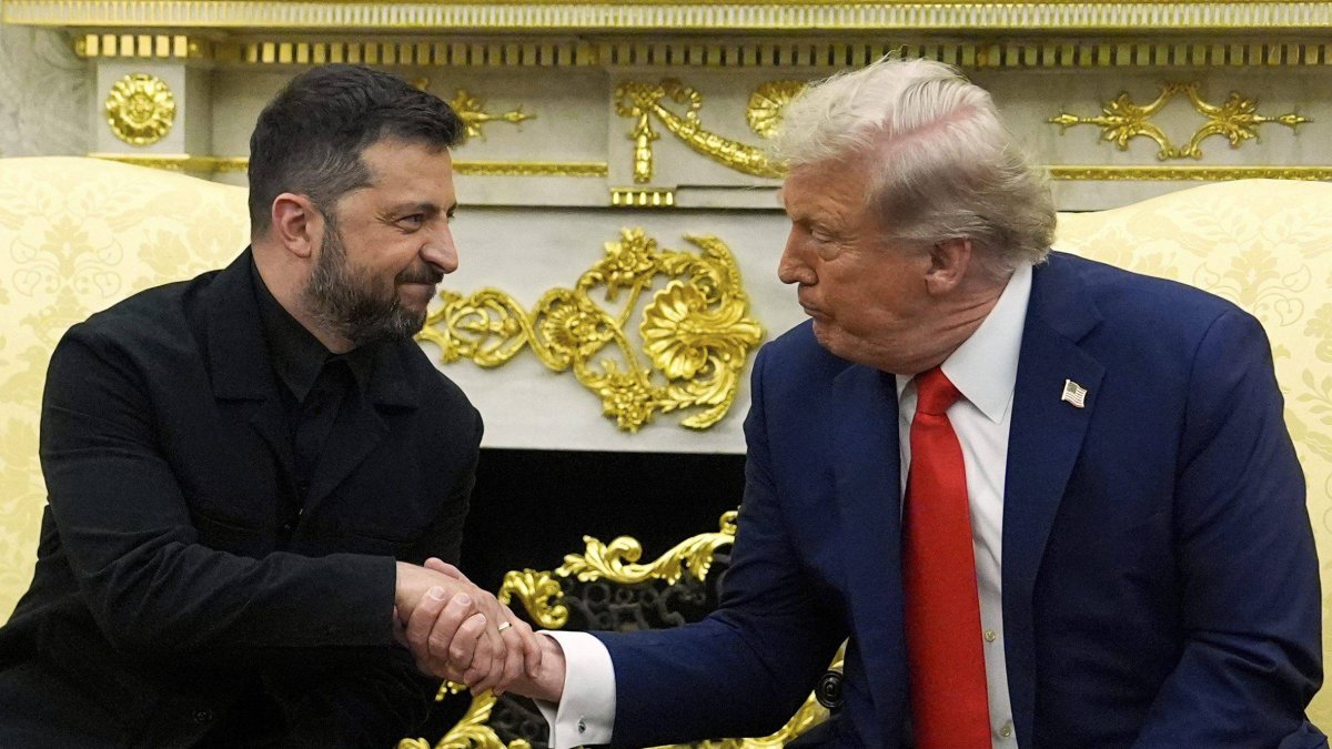 Trump y Zelenski estrechan la mano en la Casa Blanca