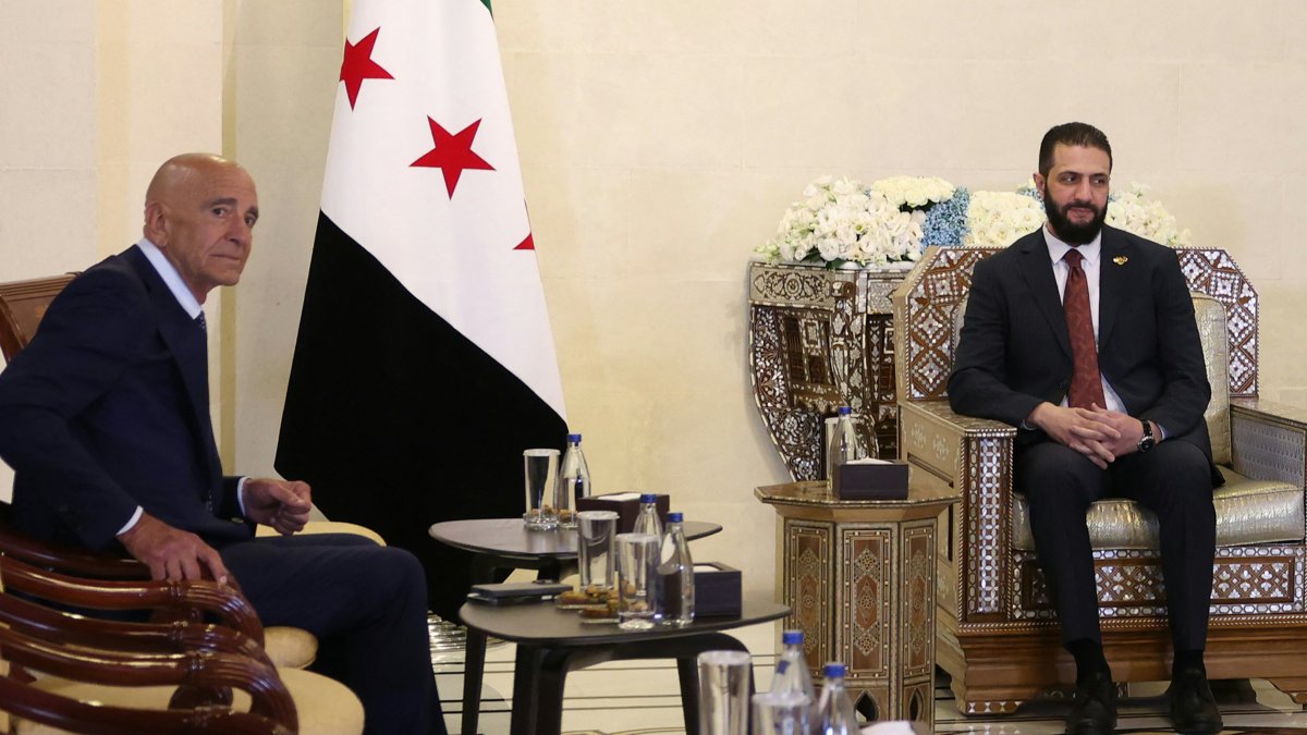 El presidente interino de Siria, Ahmad al-Sharaa (d), recibe al enviado especial de EEUU para Siria, Thomas Barrack, en el palacio presidencial de Damasco el 9 de julio de 2025.