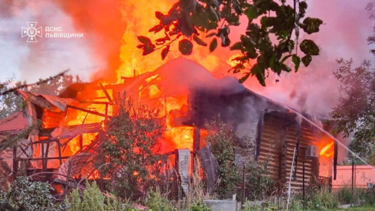 Incendio tras un ataque aéreo ruso en Lviv