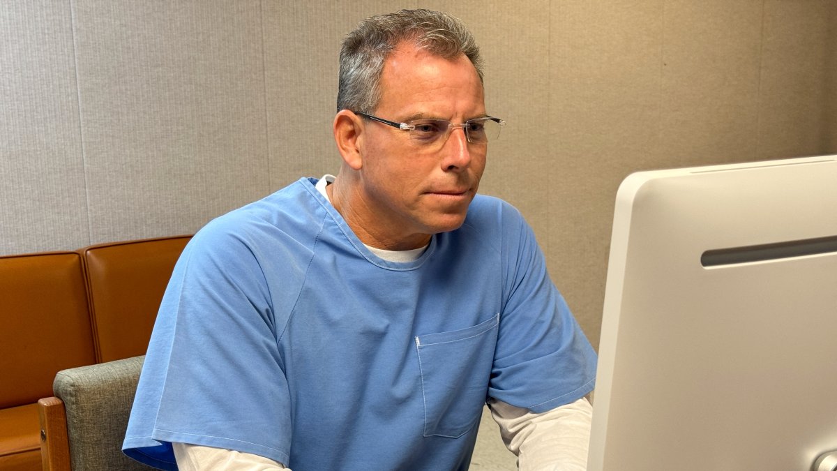 Erik Menéndez durante una audiencia online para su libertad condicional