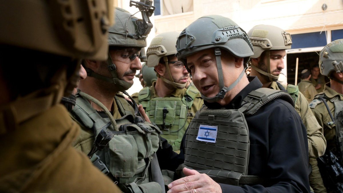 Benjamin Netanyahu with several IDF soldiers