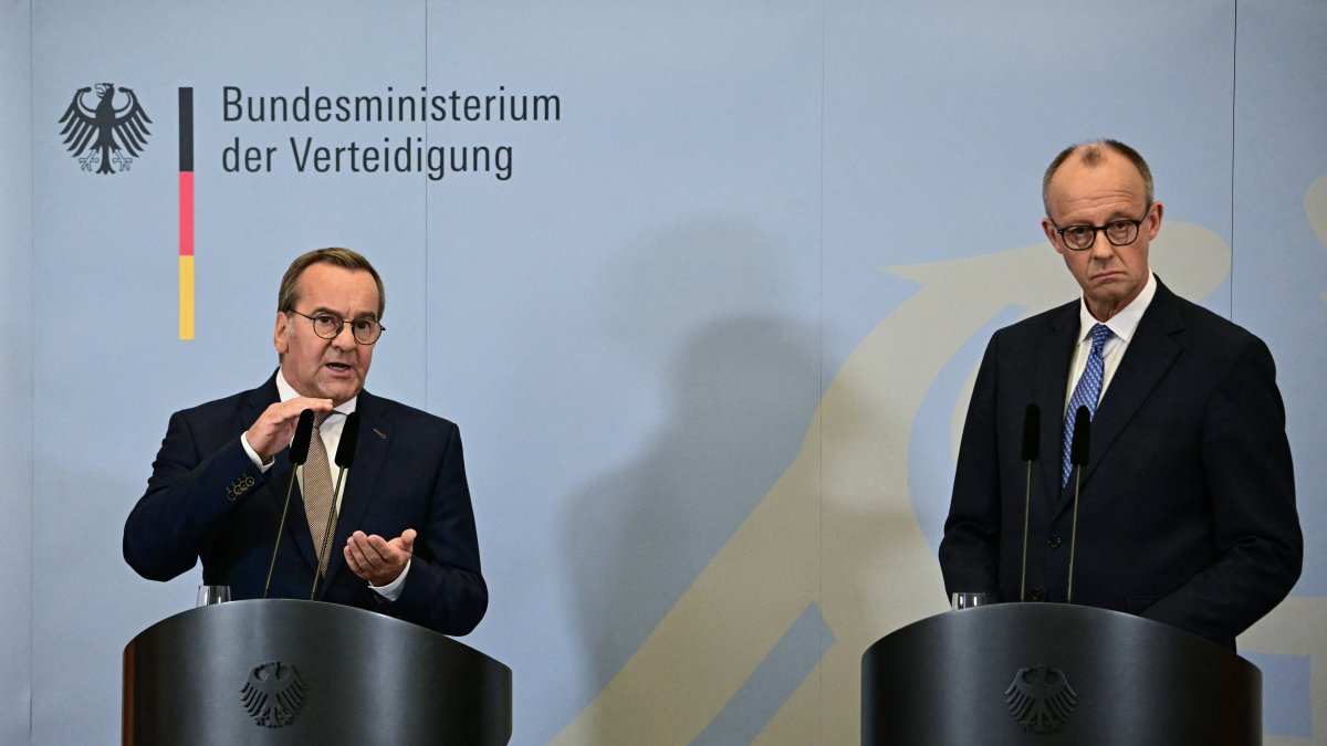 German Chancellor Friedrich Merz (R) and German Defense Minister Boris Pistorius (L).